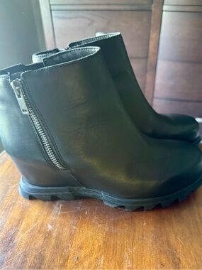 Sorel Black Leather Ankle Booties with Side Zip